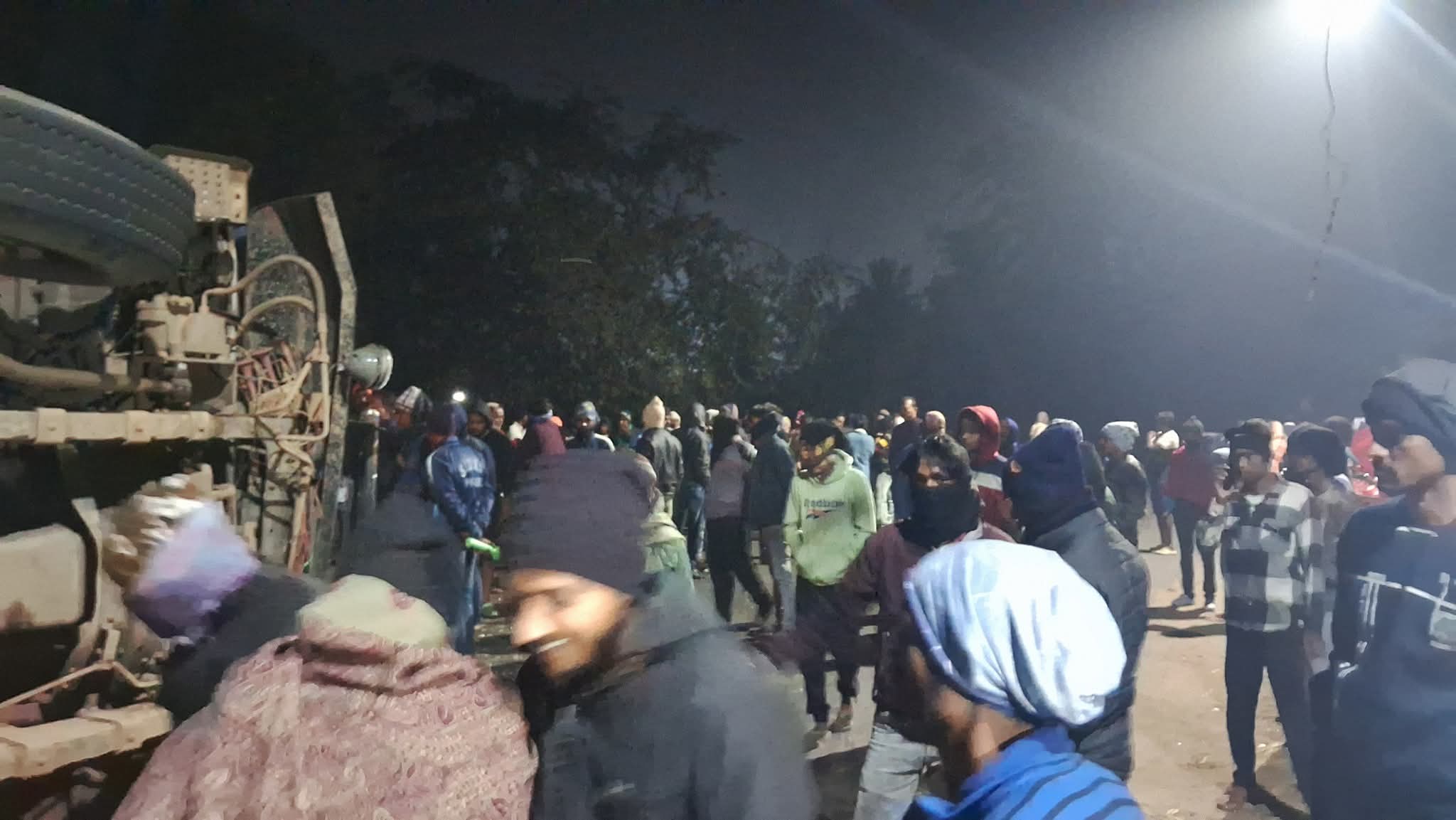 गोपालपुर में बालू लदी लॉरी की टक्कर से साइकिल सवार की मृत्यु, लॉरी पलटी।