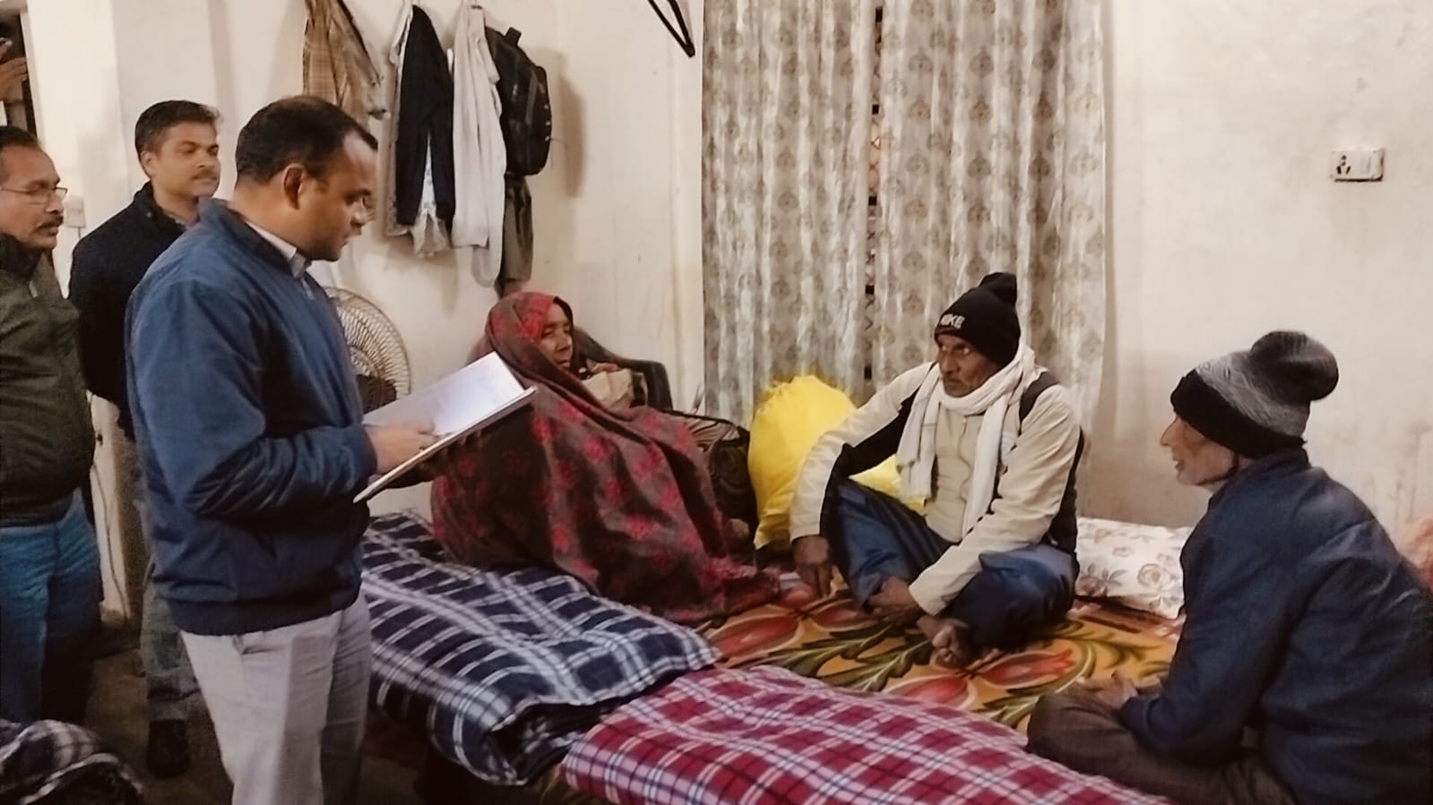 रेन बसेरा का निरीक्षण करते डीएम रेन बसेरा का निरीक्षण करते डीएम