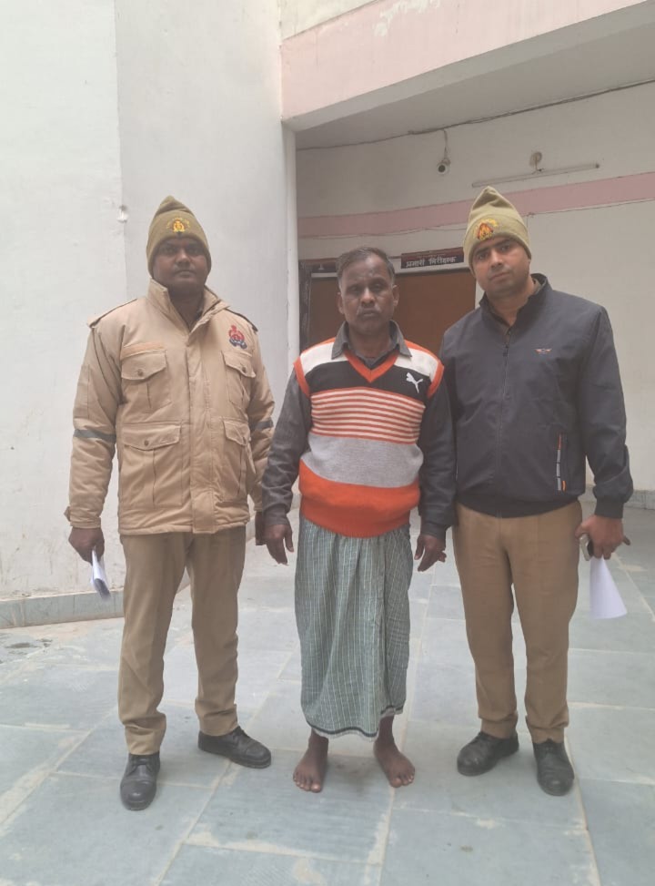 गिरफ्तार आरोपित के साथ चुनार पुलिस। गिरफ्तार आरोपित के साथ चुनार पुलिस।