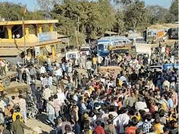 नर्मदापुरम में कटे सिर वाले शव मिलने के बाद परिजनों ने किया प्रदर्शन