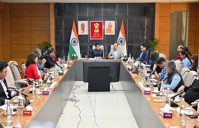 मस्कट में मीडिया को संबोधित करते हुए वाणिज्य मंत्री पीयूष गोयल मस्कट में मीडिया को संबोधित करते हुए वाणिज्य मंत्री पीयूष गोयल