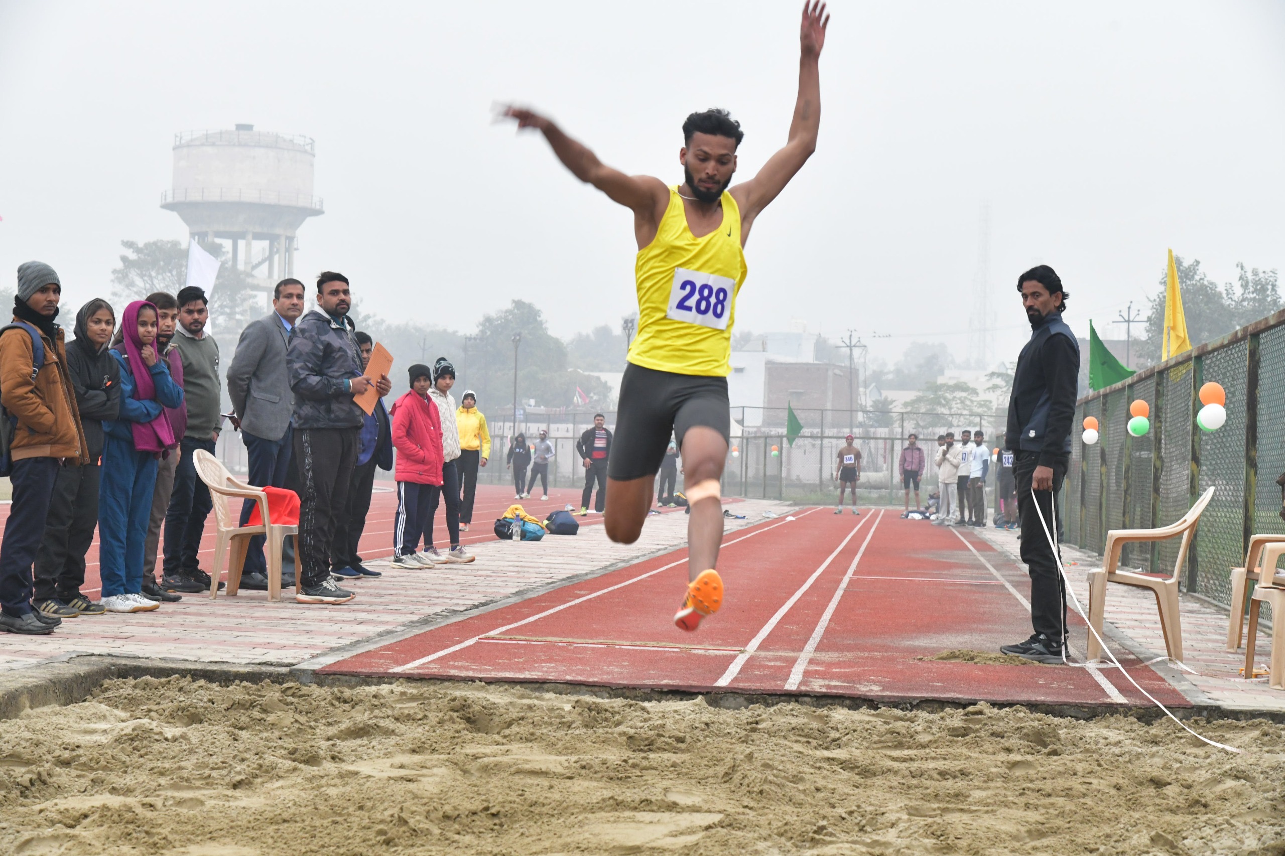 प्रतियोगिता में भाग लेने वाले खिलाड़ी मैदान में अपने कौशल का प्रदर्शन करते हुए।