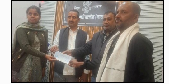 पीड़ित किसानों को चेक देते सीओ पीड़ित किसानों को चेक देते सीओ