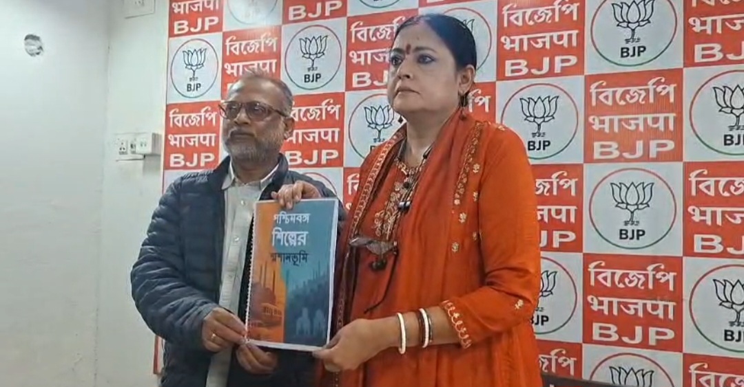 पत्रिका का विमोचन करते जिला अध्यक्ष