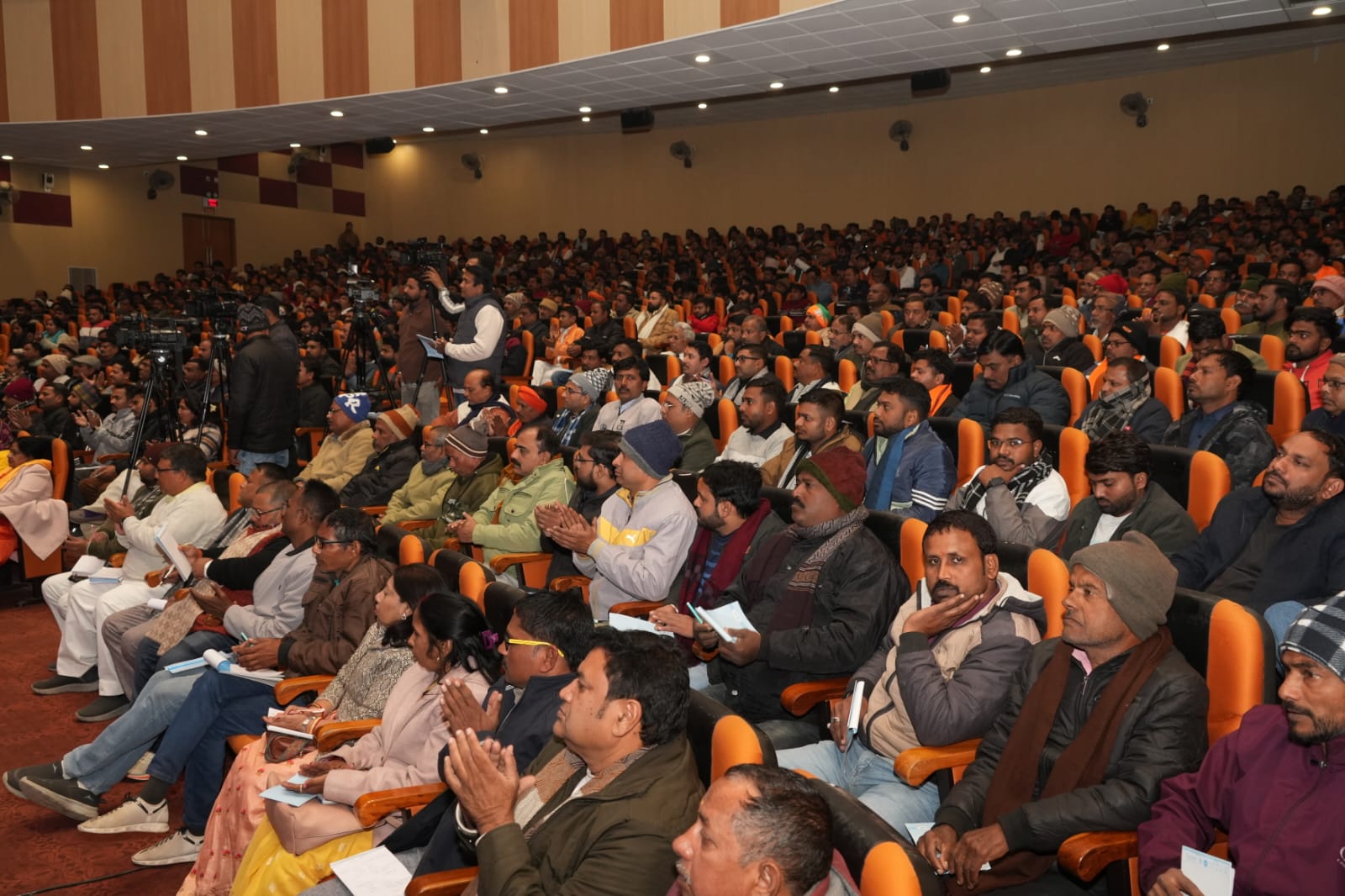 एसआईआर अभियान को लेकर सीएम योगी आदित्यनाथ ने की पार्टी कार्यकर्ताओं के साथ बैठक*