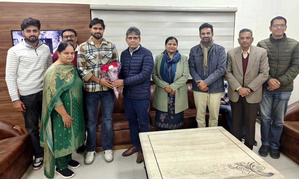 दक्ष को सम्मानित करते प्राचार्य डॉ. विक्रमजीत सिंह व अन्य।