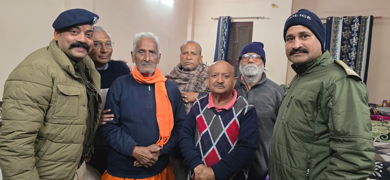 वृद्ध जनों का हाल-चाल जानती पुलिस वृद्ध जनों का हाल-चाल जानती पुलिस
