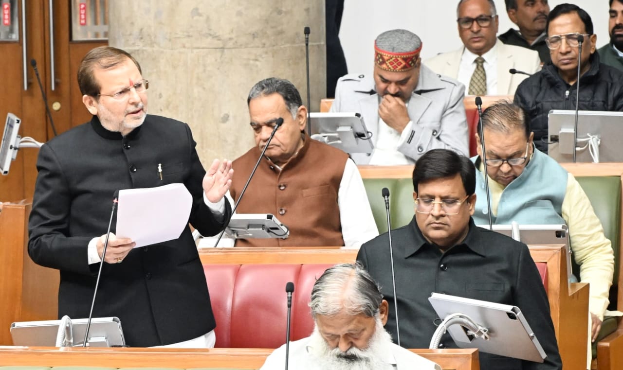हरियाणा के पर्यटन मंत्री अरविंद शर्मा विधानसभा में सवाल का जवाब देेते हुए हरियाणा के पर्यटन मंत्री अरविंद शर्मा विधानसभा में सवाल का जवाब देेते हुए