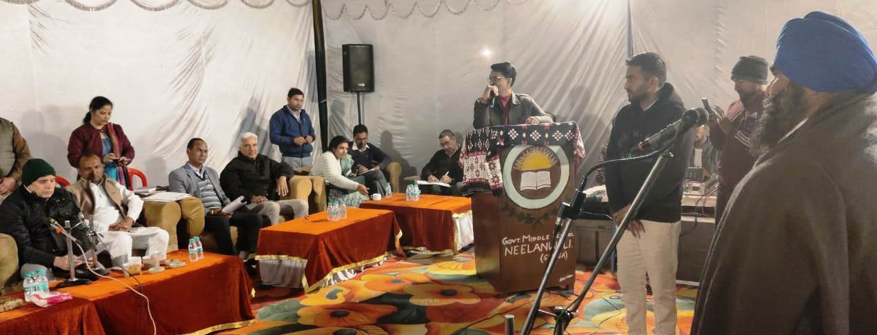 गांव नीलांवाली में रात्रि ठहराव में ग्रामीणों की समस्याएं सुनते एडीसी। गांव नीलांवाली में रात्रि ठहराव में ग्रामीणों की समस्याएं सुनते एडीसी।