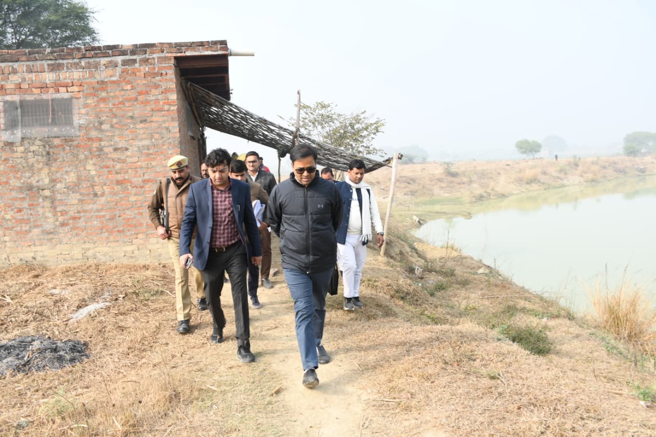 निरीक्षण करते डीएम निरीक्षण करते डीएम