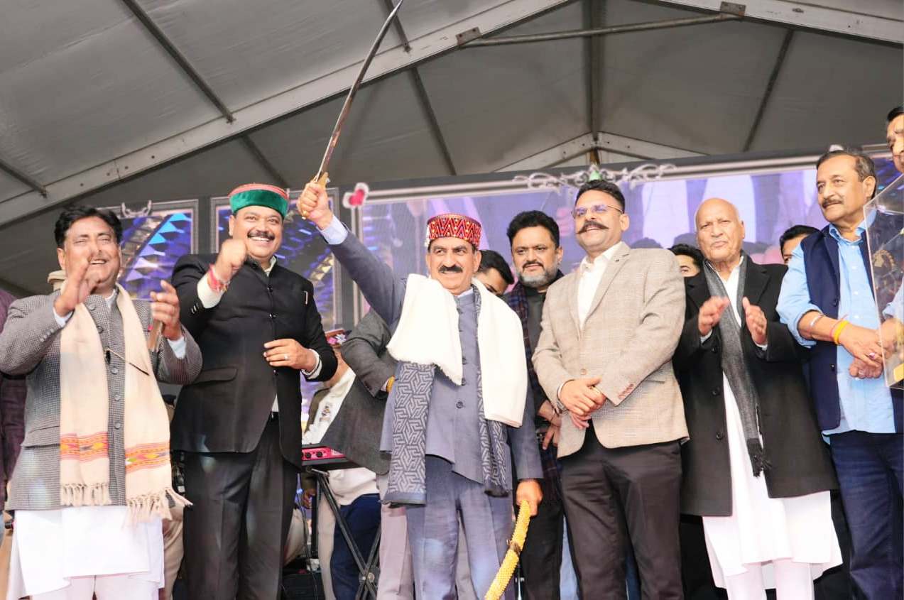 मुख्यमंत्री को तलवार भेंट करने के मौके पर मौजूद। मुख्यमंत्री को तलवार भेंट करने के मौके पर मौजूद।