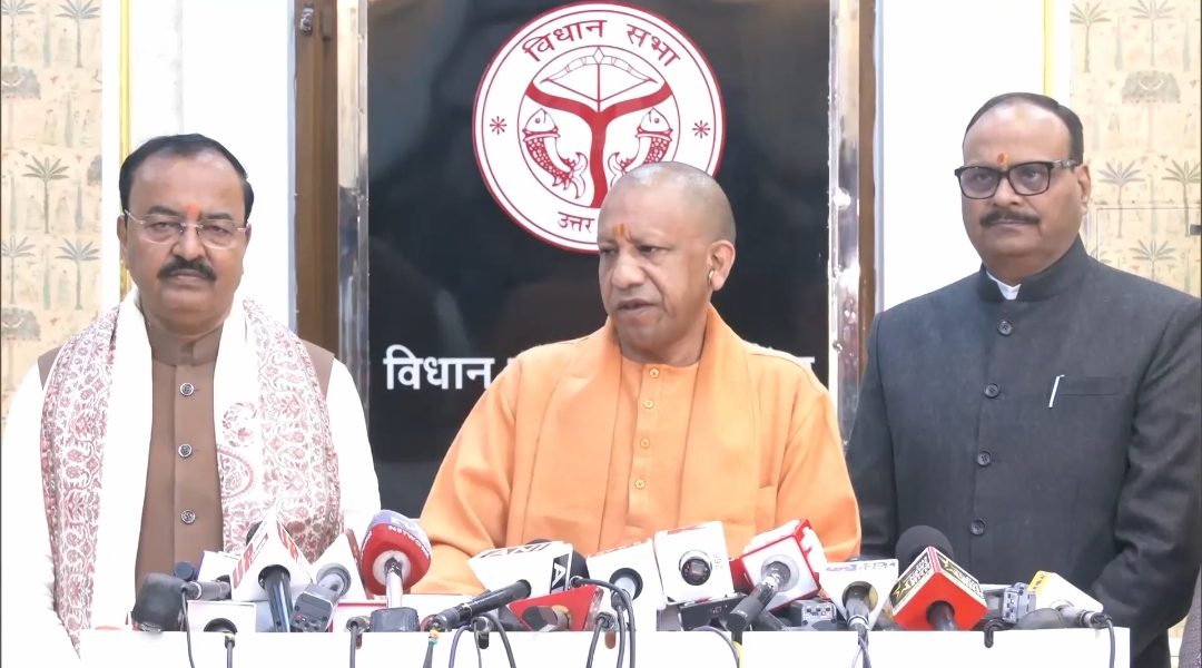 पत्रकार वार्ता करते सीएम योगी पत्रकार वार्ता करते सीएम योगी
