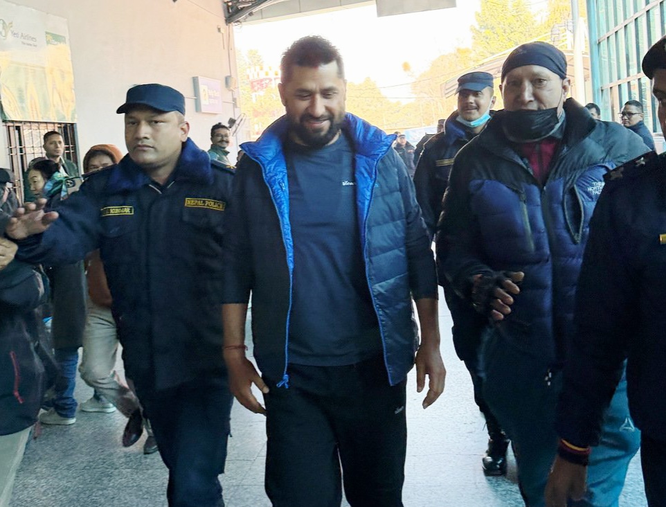 विमान से भैरहवा ले जाने के क्रम में काठमांडू एयरपोर्ट पर रवि लामिछाने विमान से भैरहवा ले जाने के क्रम में काठमांडू एयरपोर्ट पर रवि लामिछाने