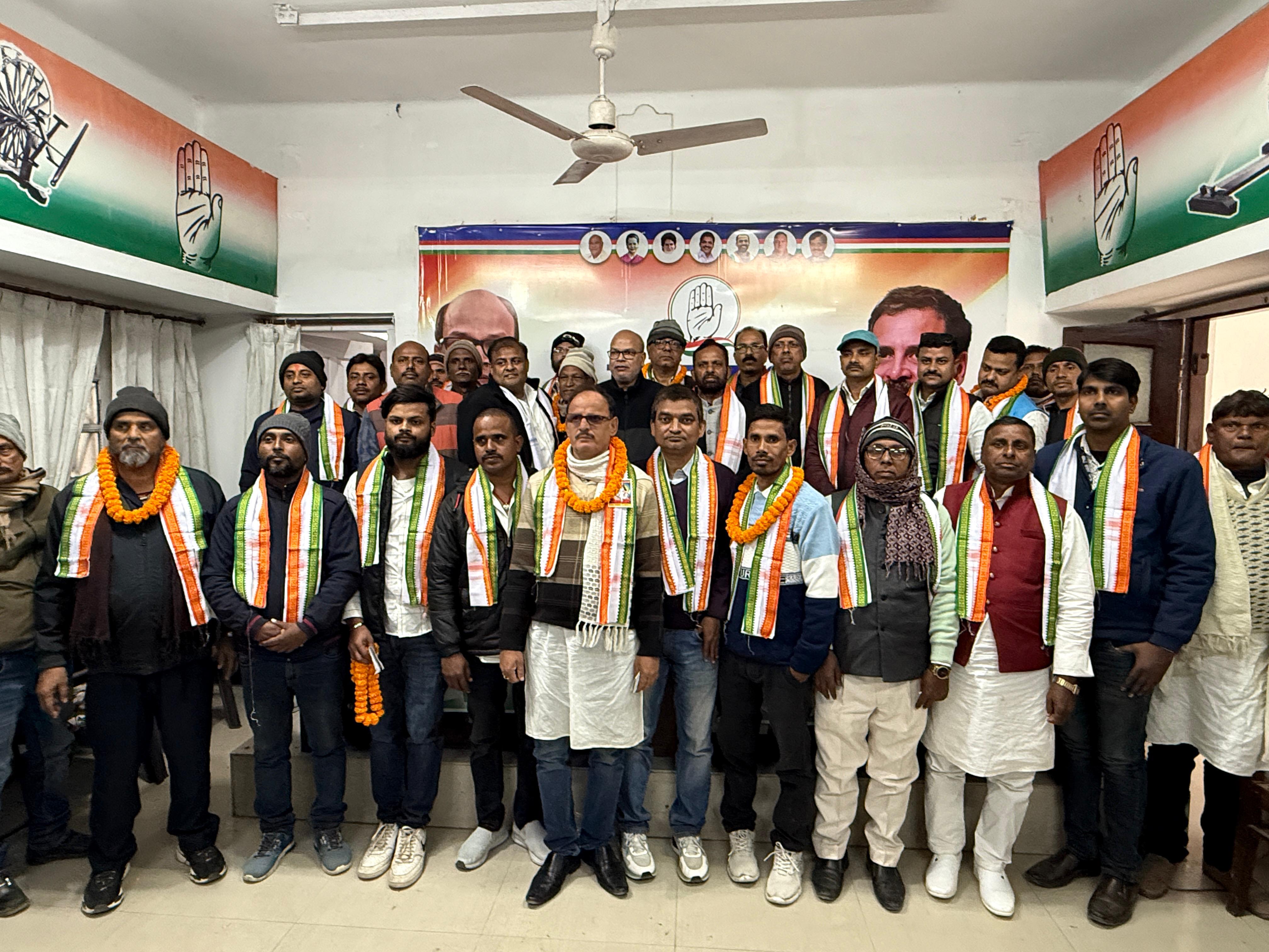 खगड़िया जिला से विभिन्न दलों के नेताओं एवं सामाजिक कार्यकर्ताओं ने कांग्रेस पार्टी की सदस्यता ग्रहण की
