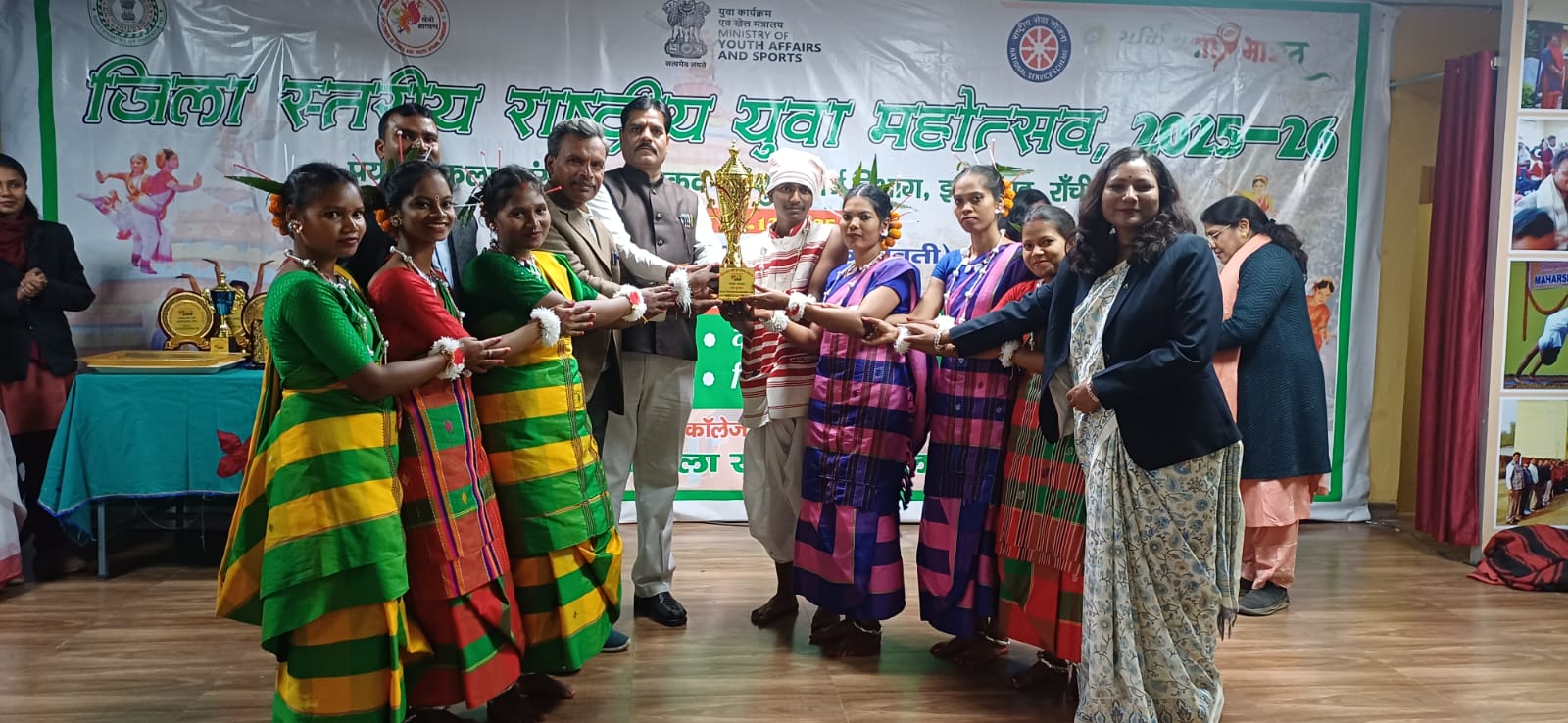 प्रतिभागियों को सम्मानित करते अतिथि