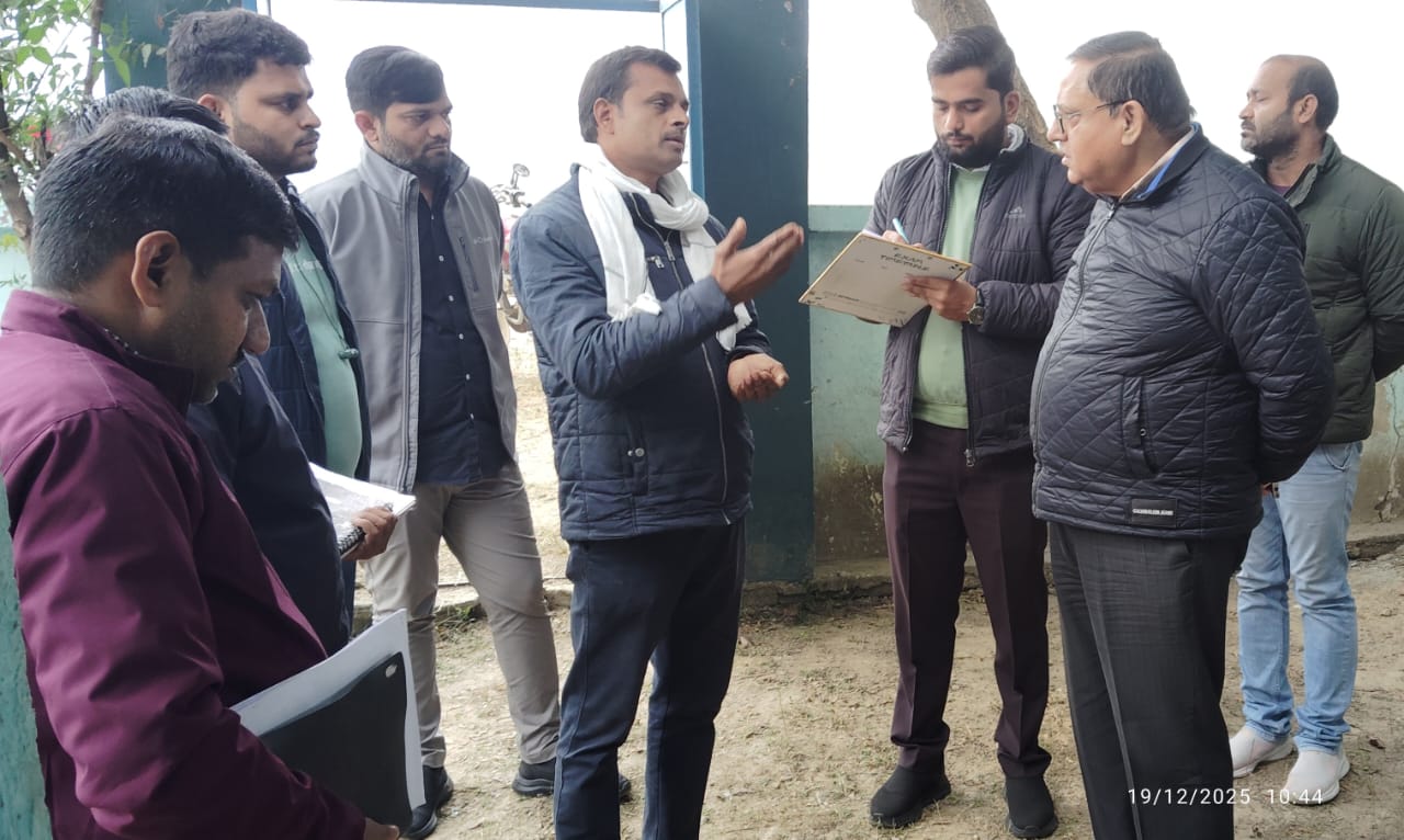 गौरा गांव में हर घर नल योजना की हकीकत परखते स्टेट सीनियर टेक्नीशियन एडवाइजर विश्व दीपक। गौरा गांव में हर घर नल योजना की हकीकत परखते स्टेट सीनियर टेक्नीशियन एडवाइजर विश्व दीपक।