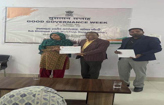 लाभार्थियों को स्वीकृति पत्र वितरित करते जिला समाज कल्याण अधिकारी अमित शर्मा।