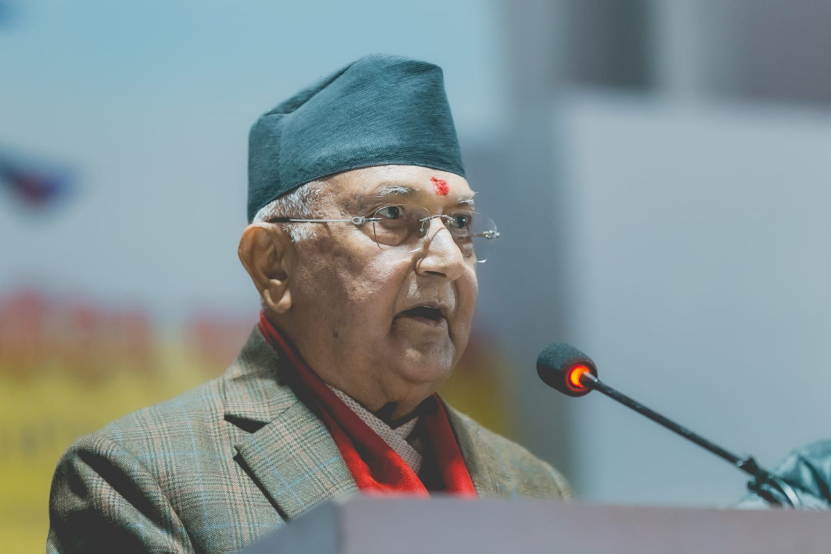 पार्टी के नवनियुक्त पदाधिकारियों को शपथ दिलाते ओली पार्टी के नवनियुक्त पदाधिकारियों को शपथ दिलाते ओली