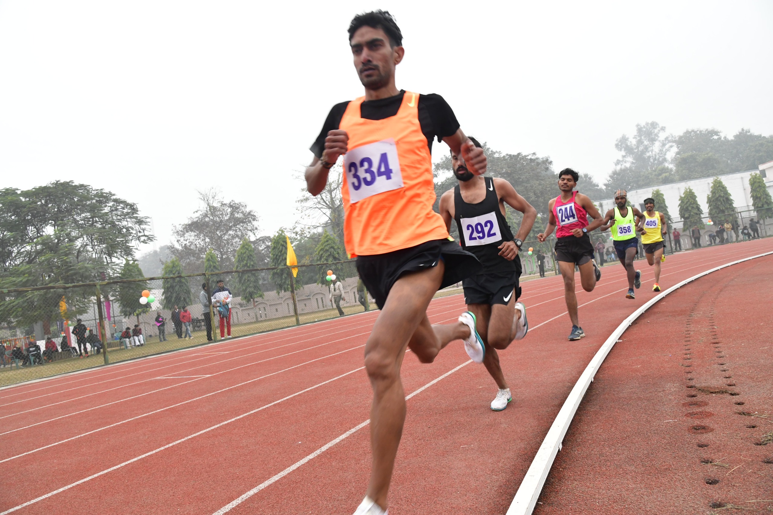 प्रतियोगिता में भाग लेने वाले खिलाड़ी मैदान में अपने कौशल का प्रदर्शन करते हुए। प्रतियोगिता में भाग लेने वाले खिलाड़ी मैदान में अपने कौशल का प्रदर्शन करते हुए।