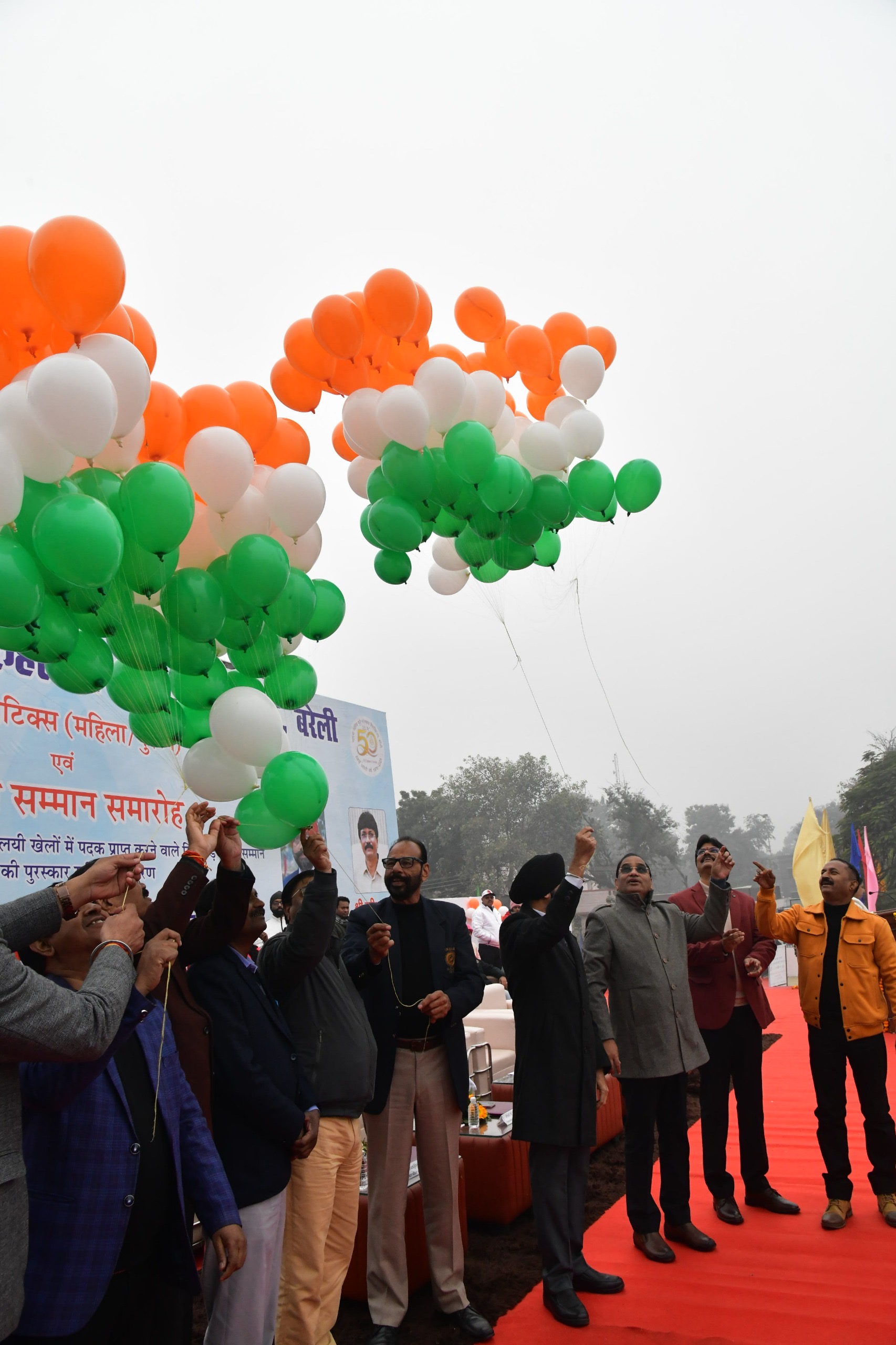 मुख्य अतिथि प्रो. के. पी. सिंह एवं विशिष्ट अतिथि श्री राणा द्वारा प्रतियोगिता का उद्घाटन करते हुए।