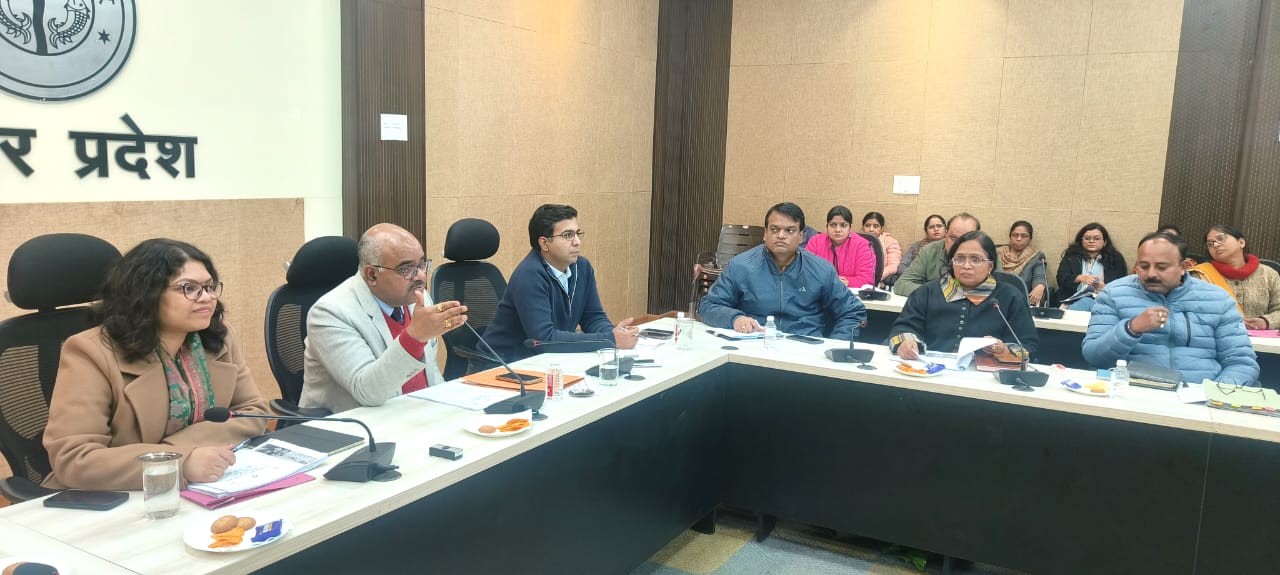 बैठक के दौरान जिलाधिकारी जितेंद्र प्रताप सिंह व अन्य बैठक के दौरान जिलाधिकारी जितेंद्र प्रताप सिंह व अन्य