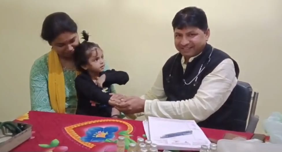 आयुर्वेद का चमत्कारः 3 साल की बच्ची आर्या सोनी को आयुर्वेद की पुड़िया वाली दवाइयों से मिला श्वास वाली अटैक से छुटकारा आयुर्वेद का चमत्कारः 3 साल की बच्ची आर्या सोनी को आयुर्वेद की पुड़िया वाली दवाइयों से मिला श्वास वाली अटैक से छुटकारा
