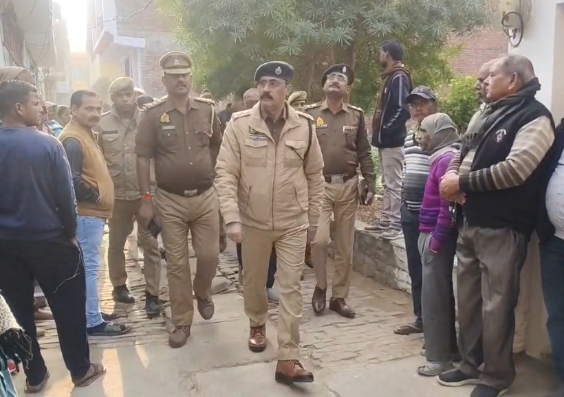घटनास्थल का जायजा लेते पुलिस उपायुक्त पश्चिम दिनेश त्रिपाठी व अन्य