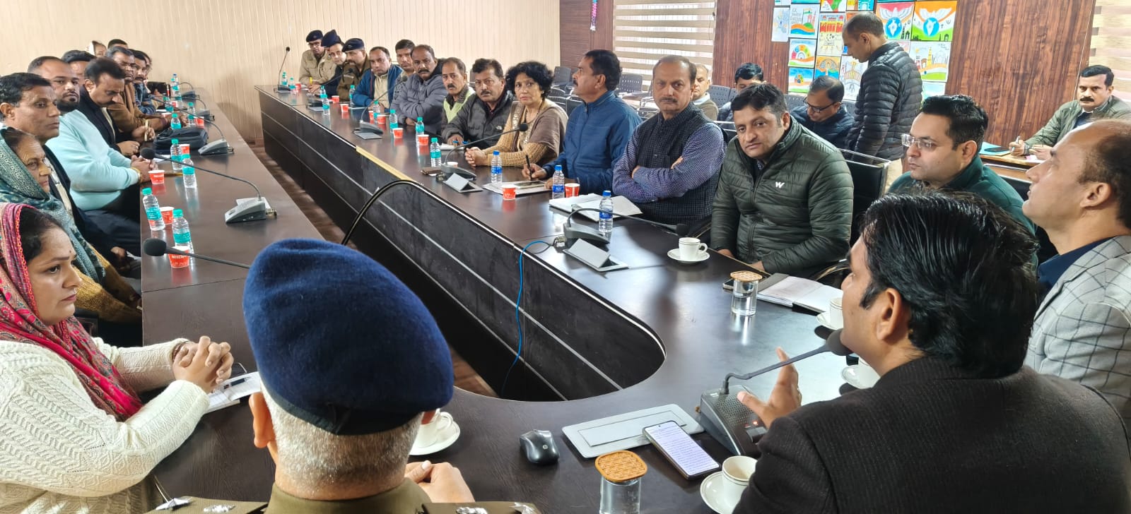 बैठक में मौजूद उपायुक्त और अन्य।