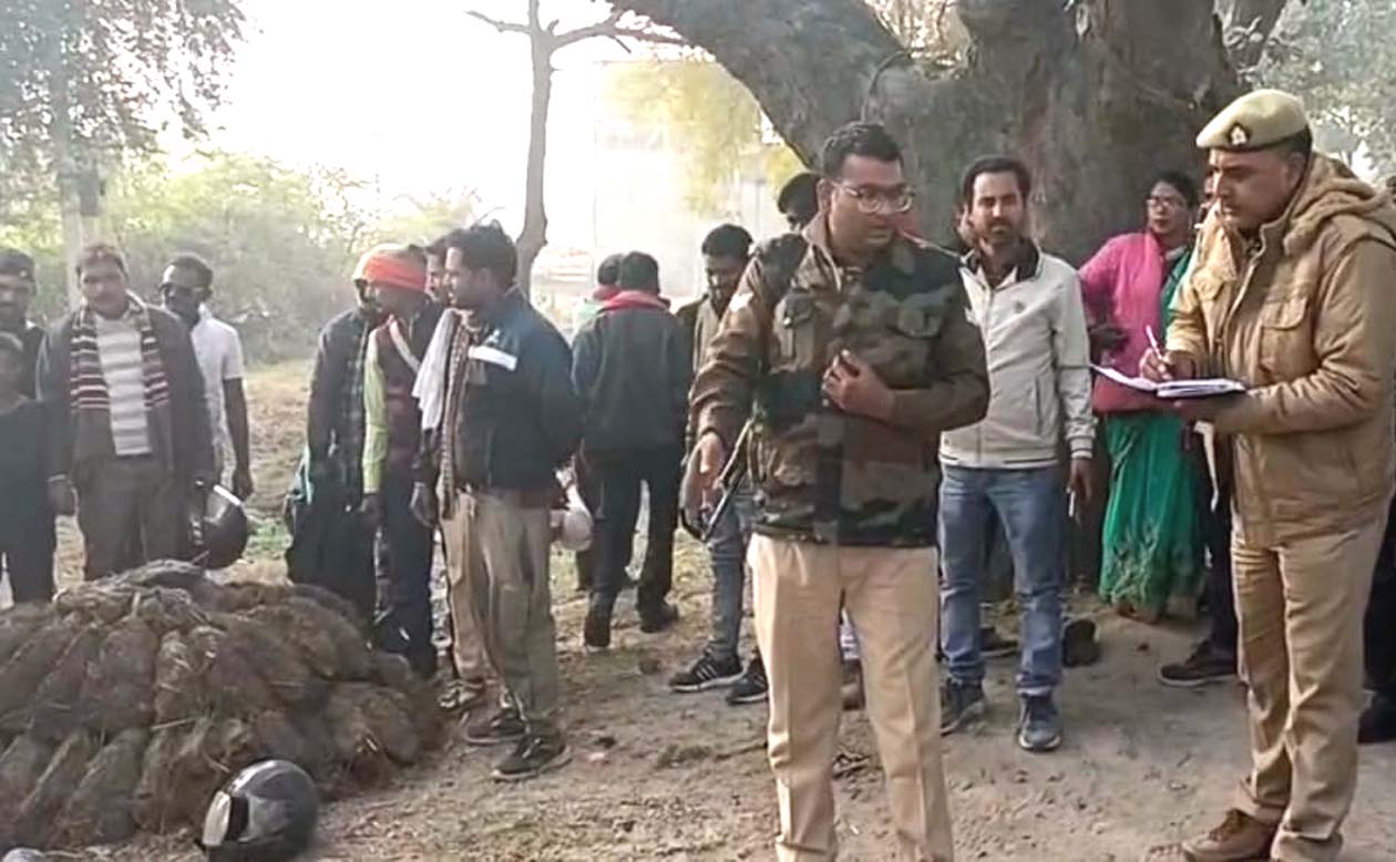 अनियंत्रित पिकअप की टक्कर लगने से बाइक सवार पति-पत्नी और पुत्र की मौत अनियंत्रित पिकअप की टक्कर लगने से बाइक सवार पति-पत्नी और पुत्र की मौत