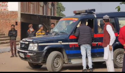 जांच पड़ताल करती पुलिस जांच पड़ताल करती पुलिस
