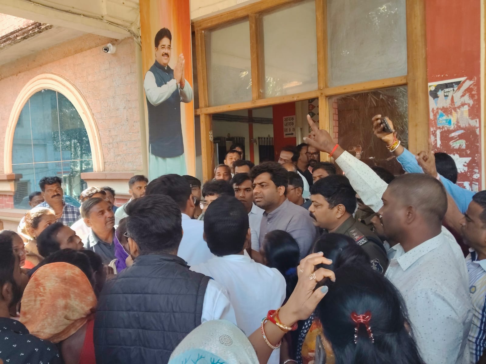 नगर निगम कार्यालय के सामने रहा गहमागहमी का माहौल।