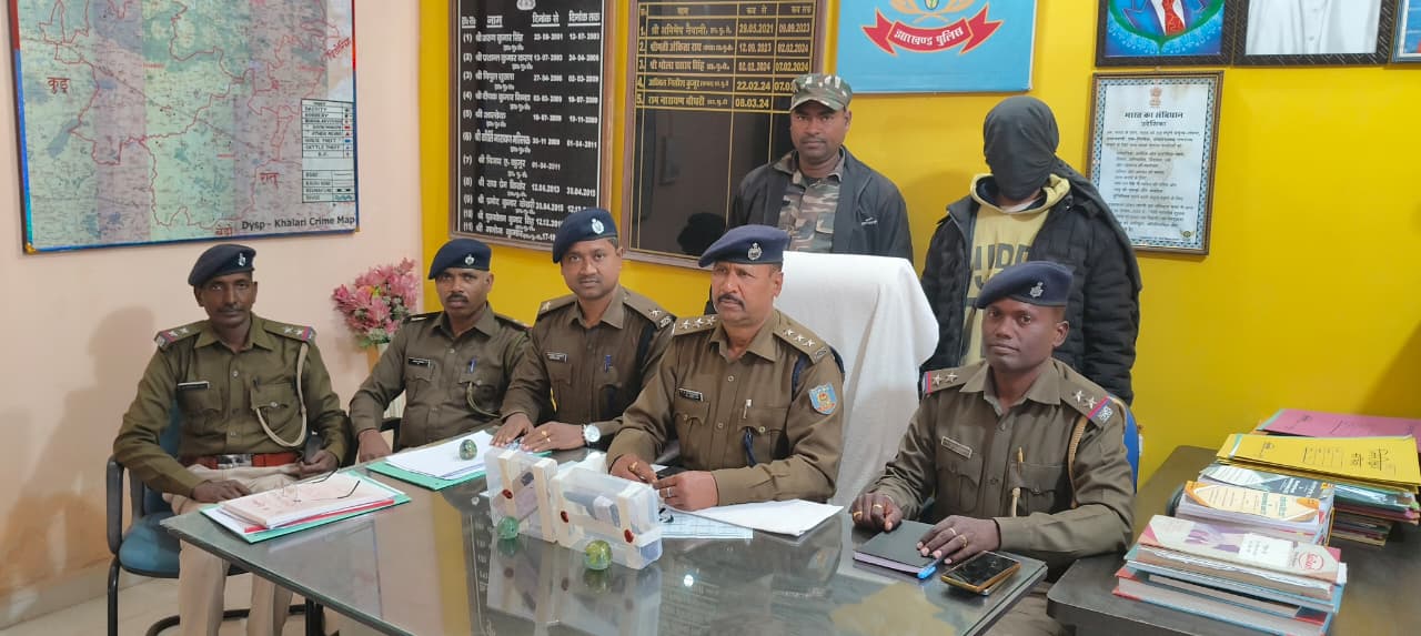 पुलिस अधिकारी जानकारी देते