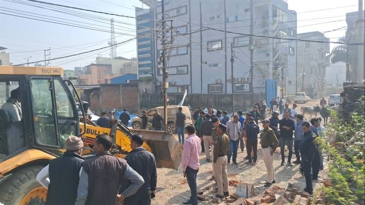 सरकारी जमीन से हटाए अतिक्रमण सरकारी जमीन से हटाए अतिक्रमण