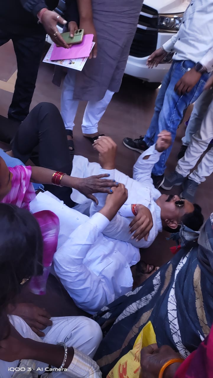 महापौर रामू रोहरा के जाते समय सड़क में लेटे हुए कांग्रेसी। महापौर रामू रोहरा के जाते समय सड़क में लेटे हुए कांग्रेसी।