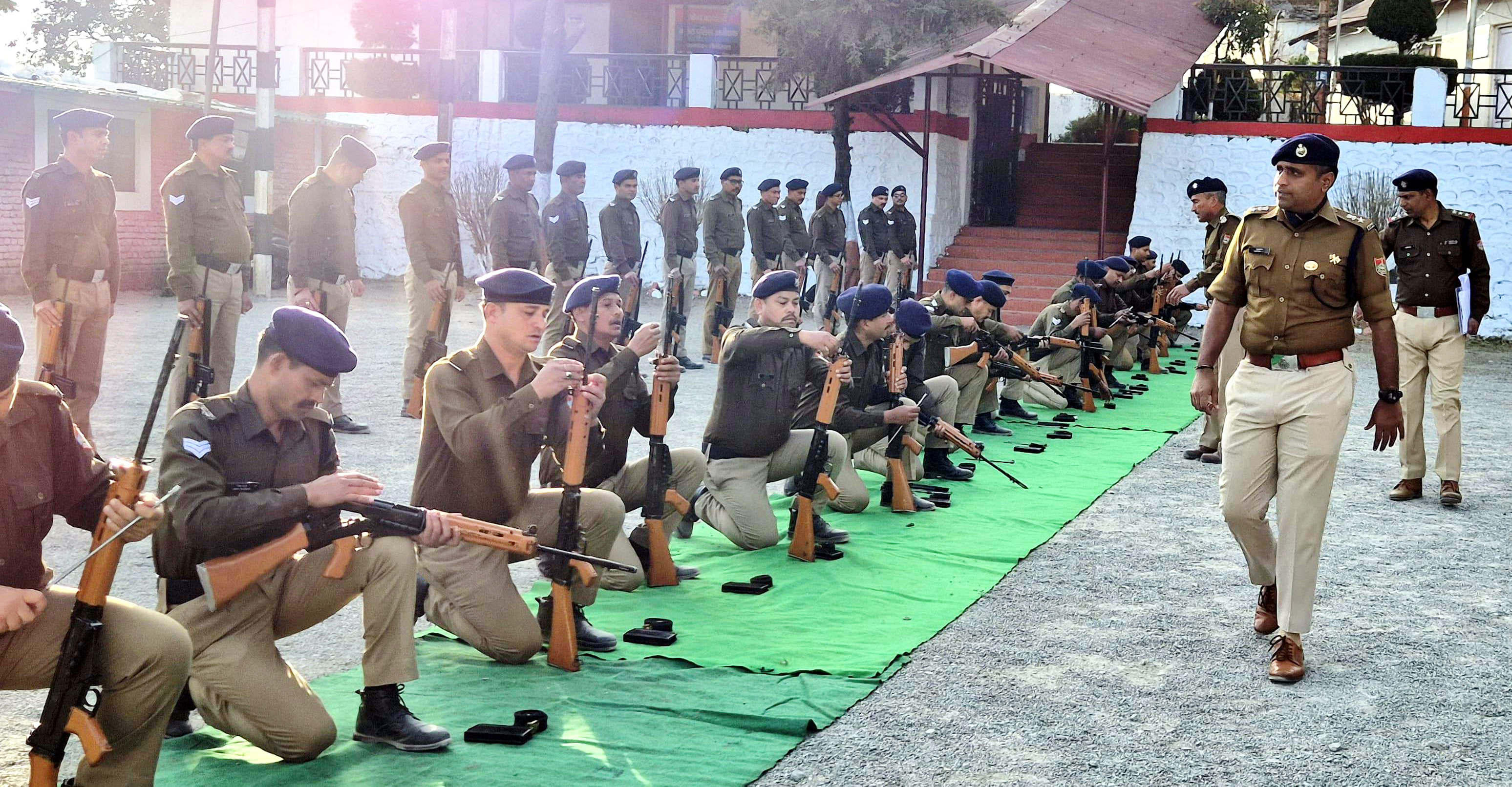 पुलिस लाइन नैनीताल में पुलिस कर्मियों के शस्त्र संचालन का निरीक्षण करते एसएसपी। पुलिस लाइन नैनीताल में पुलिस कर्मियों के शस्त्र संचालन का निरीक्षण करते एसएसपी।