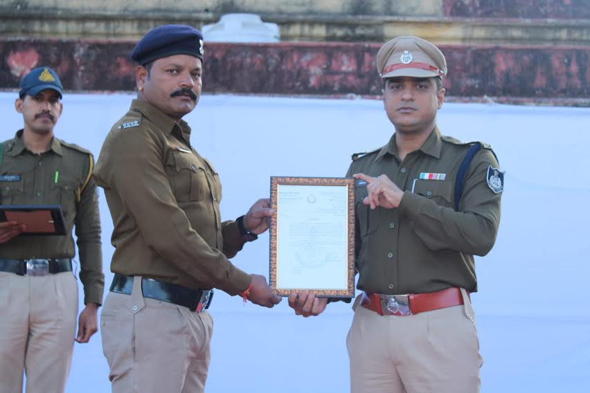 एसपी ने उत्कृष्ट कार्य करने वाले अधिकारी/कर्मचारियों को किया प्रशस्ति पत्र से सम्मानित