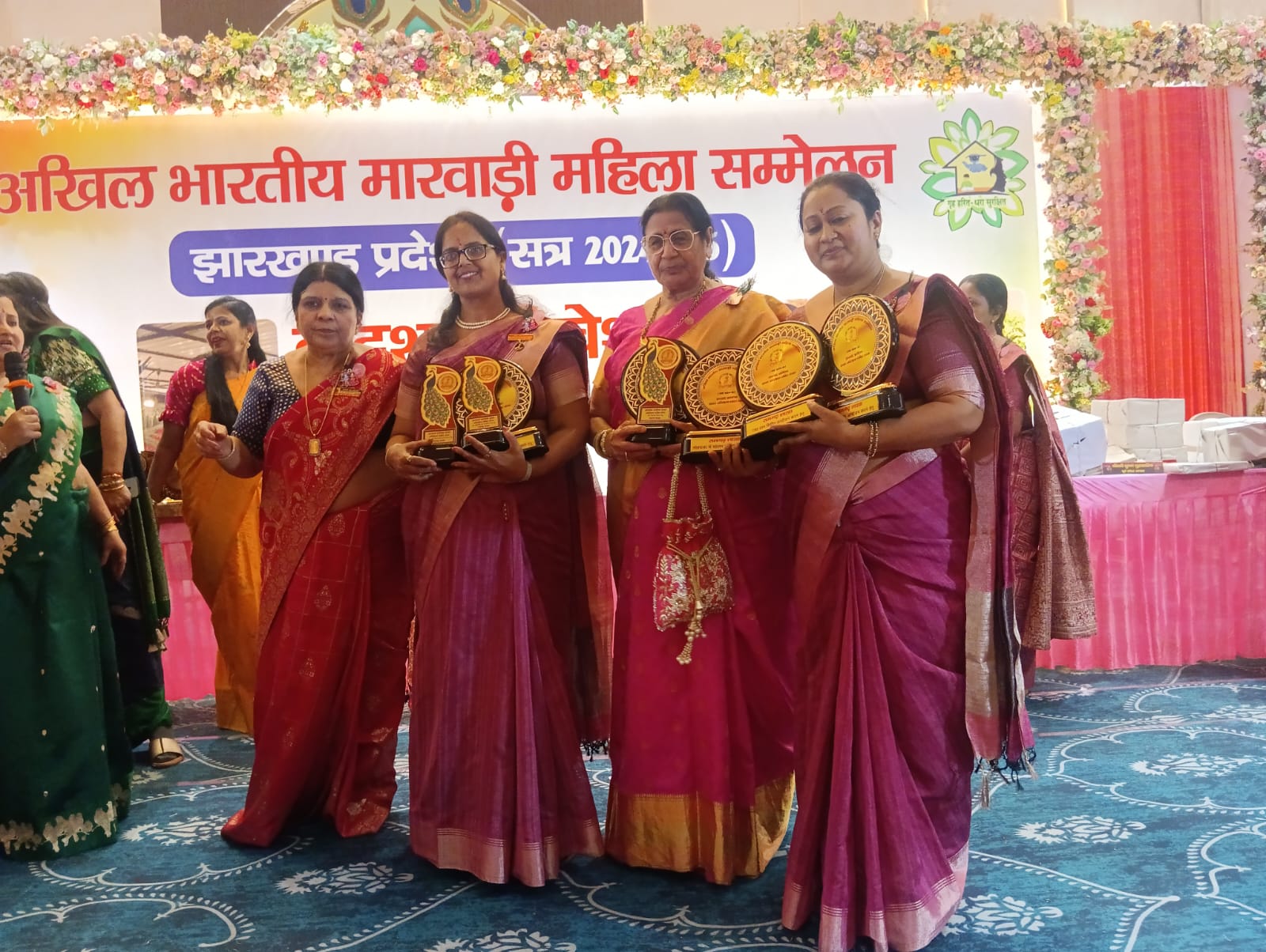 सम्मानित हुए सदस्य
