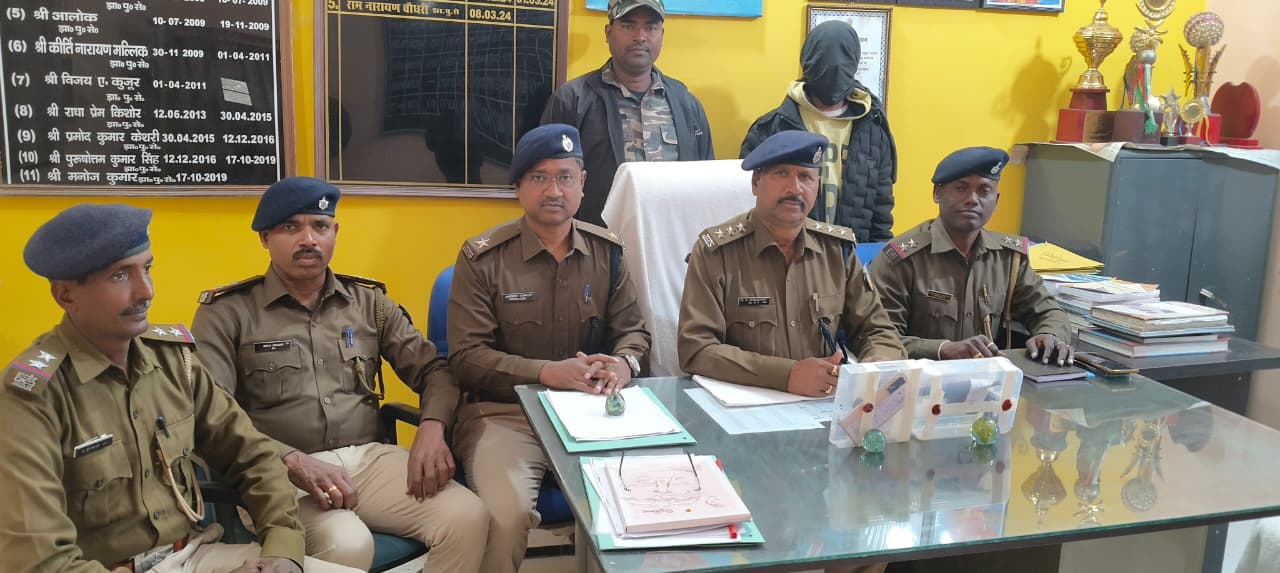 जानकारी देते पुलिस अधिकारी जानकारी देते पुलिस अधिकारी