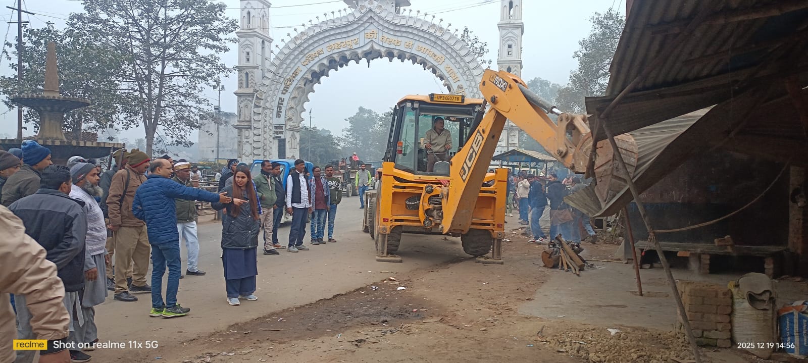 अतिक्रमण हटाती जेसीबी