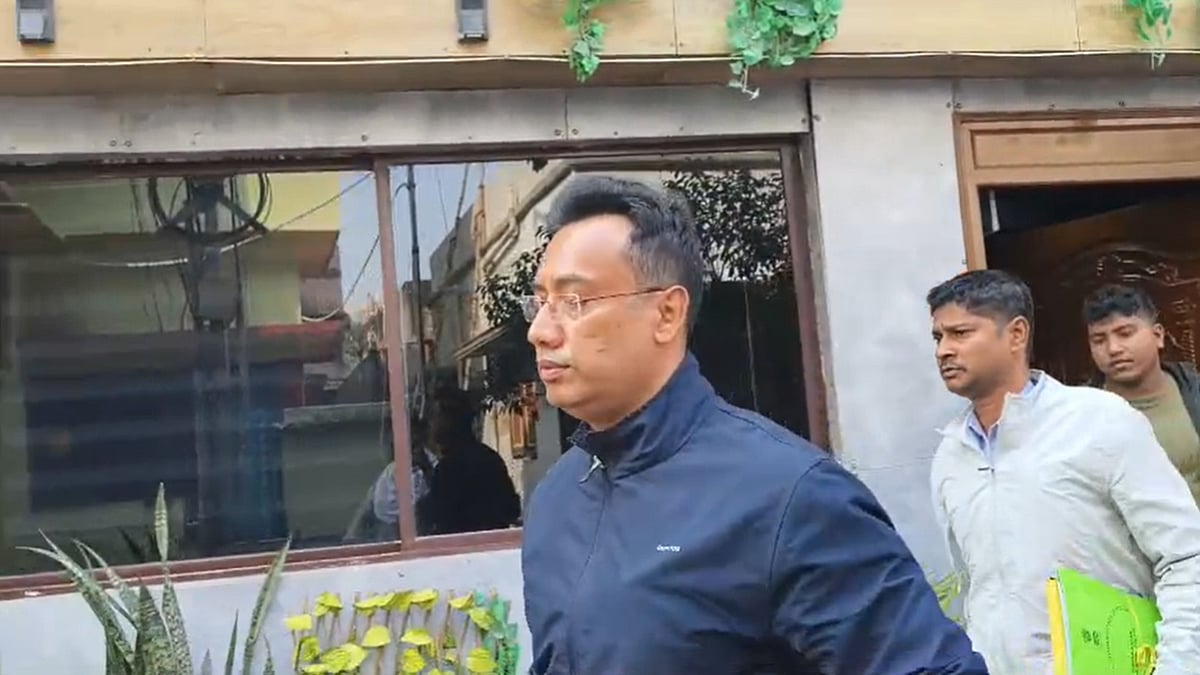शतद्रु के घर जाती पुलिस शतद्रु के घर जाती पुलिस