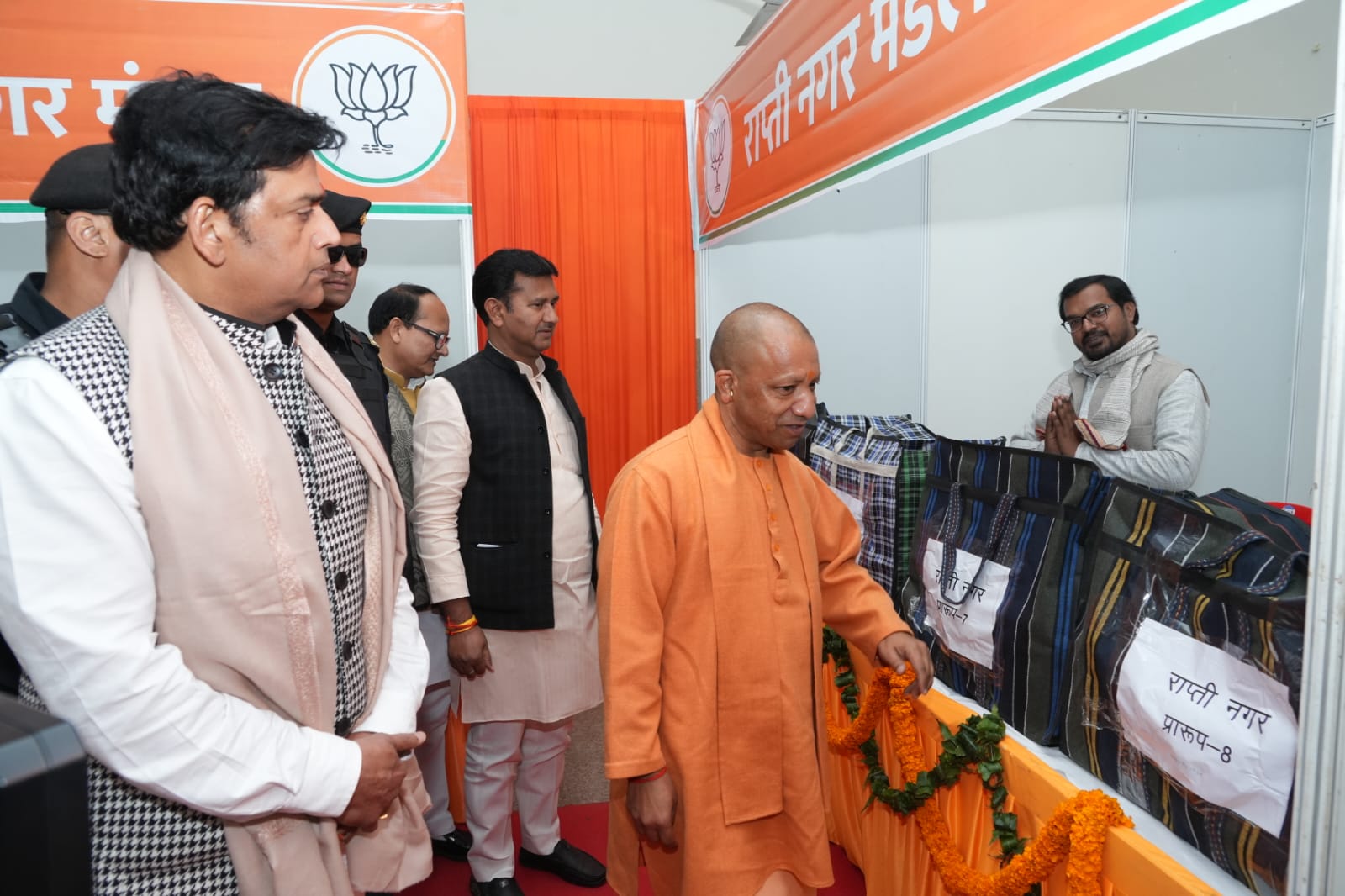 एसआईआर अभियान को लेकर सीएम योगी आदित्यनाथ ने की पार्टी कार्यकर्ताओं के साथ बैठक*