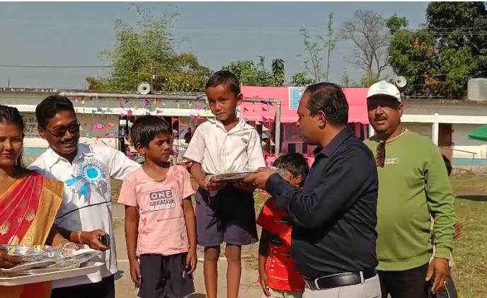 वार्षिक खेल प्रतियोगिता के विजेताओं को सम्मानित करते सभाधिपति अरुण घोष वार्षिक खेल प्रतियोगिता के विजेताओं को सम्मानित करते सभाधिपति अरुण घोष