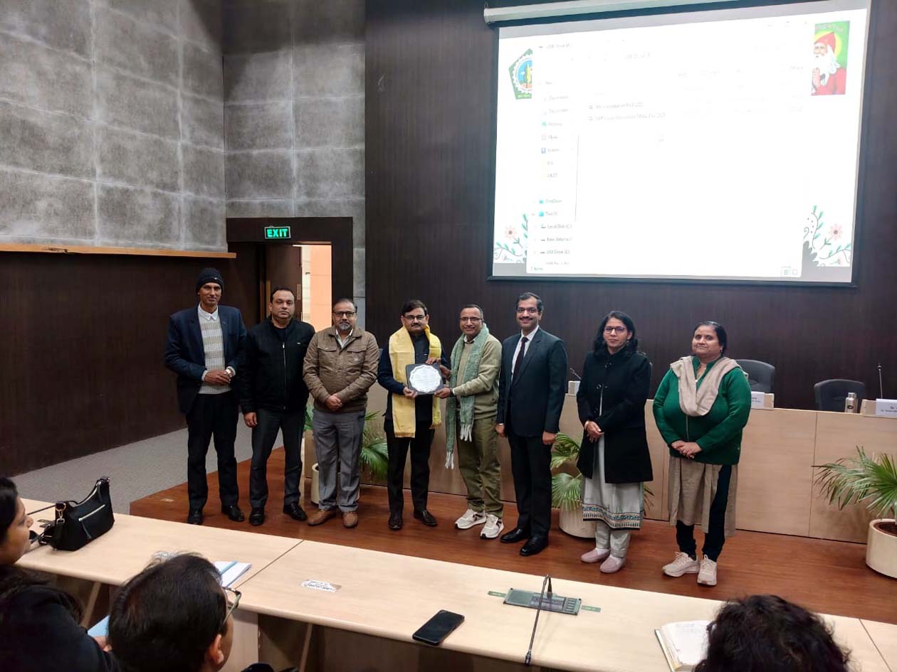 कार्यशाला में मुख्य विशेषज्ञ वक्ता प्रो. अरुण कुमार को सम्मानित करते एफईटी के अधिष्ठाता प्रो. संदीप आर्य। कार्यशाला में मुख्य विशेषज्ञ वक्ता प्रो. अरुण कुमार को सम्मानित करते एफईटी के अधिष्ठाता प्रो. संदीप आर्य।
