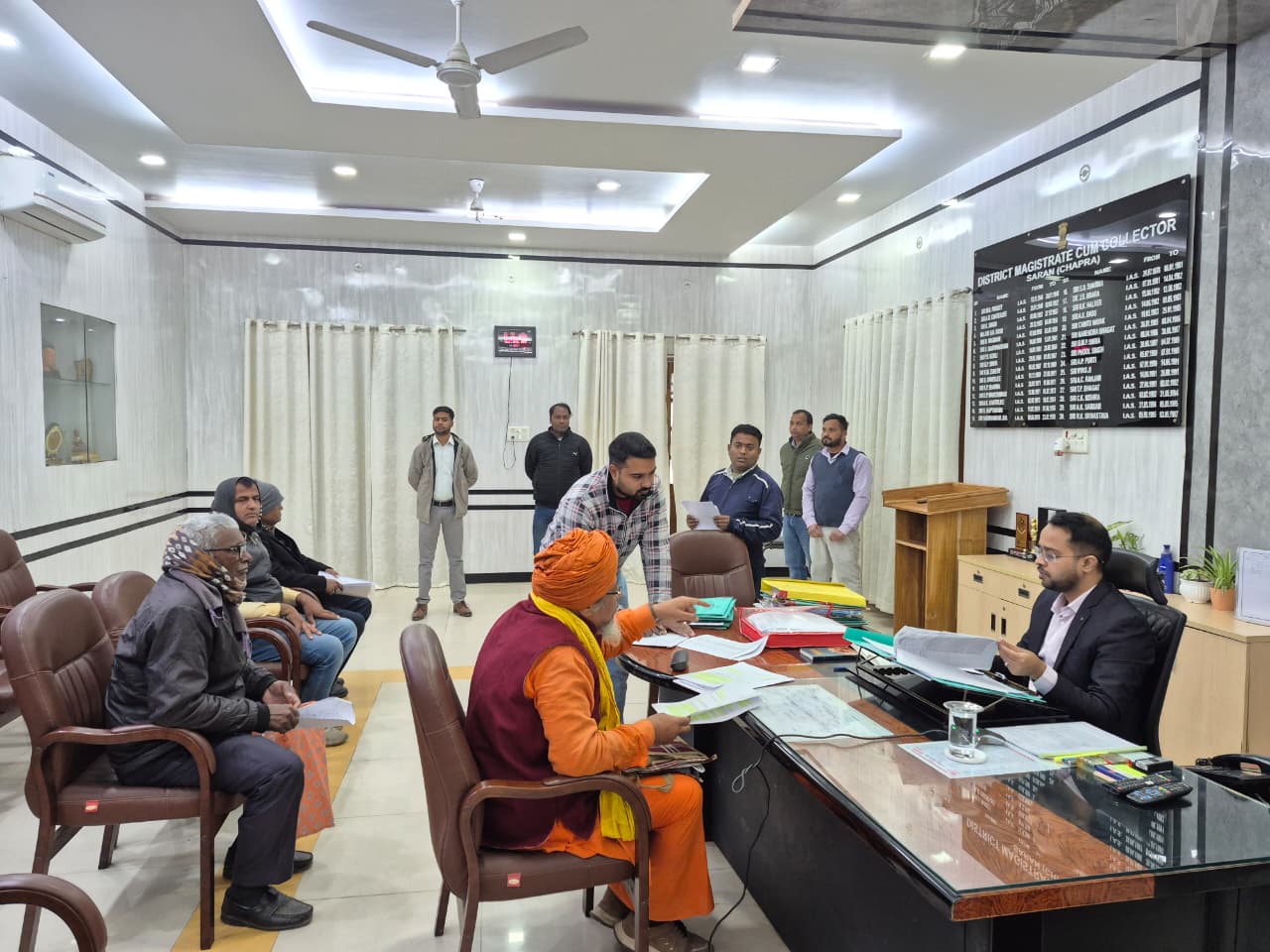 जिला पदाधिकारी के द्वारा लोक शिकायत के 13 मामलों की सुनवाई करते हुए किया समाधान