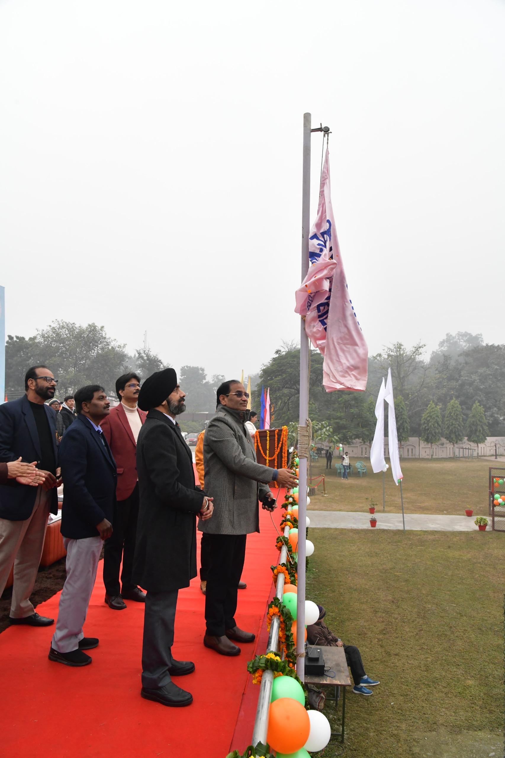 मुख्य अतिथि प्रो. के. पी. सिंह एवं विशिष्ट अतिथि श्री राणा द्वारा प्रतियोगिता का उद्घाटन करते हुए।