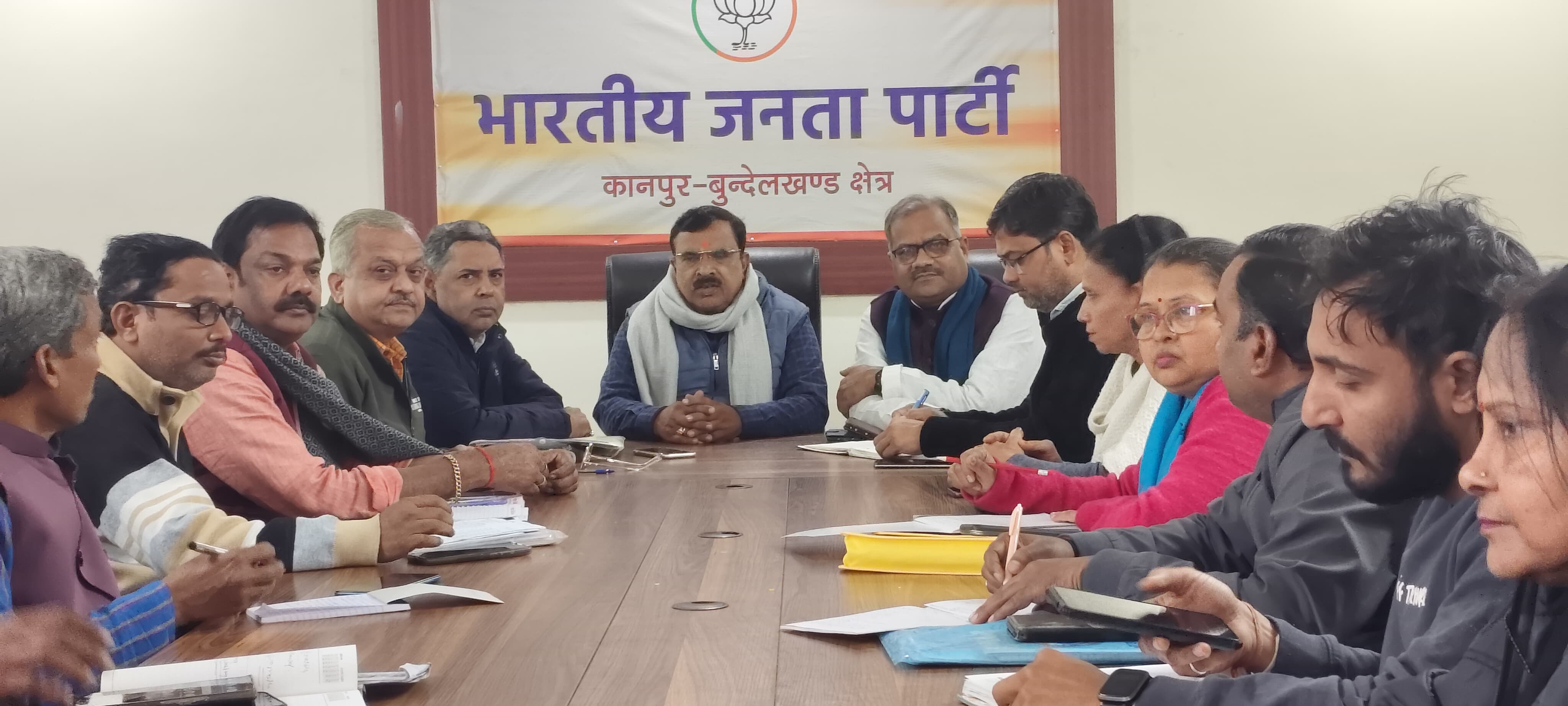 बैठक के दौरान क्षेत्रीय अध्यक्ष प्रकाश पाल व अन्य
