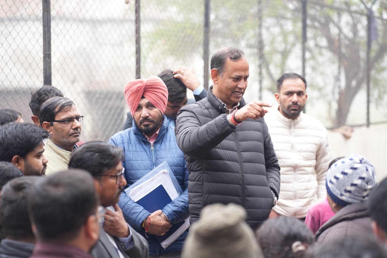 बवाना स्थित वार्ड–30 में स्वच्छता व्यवस्था और प्रदूषण नियंत्रण के लिए किए जा रहे कार्यों का निरीक्षण करते समाज कल्याण मंत्री रविंद्र इंद्राज सिंह