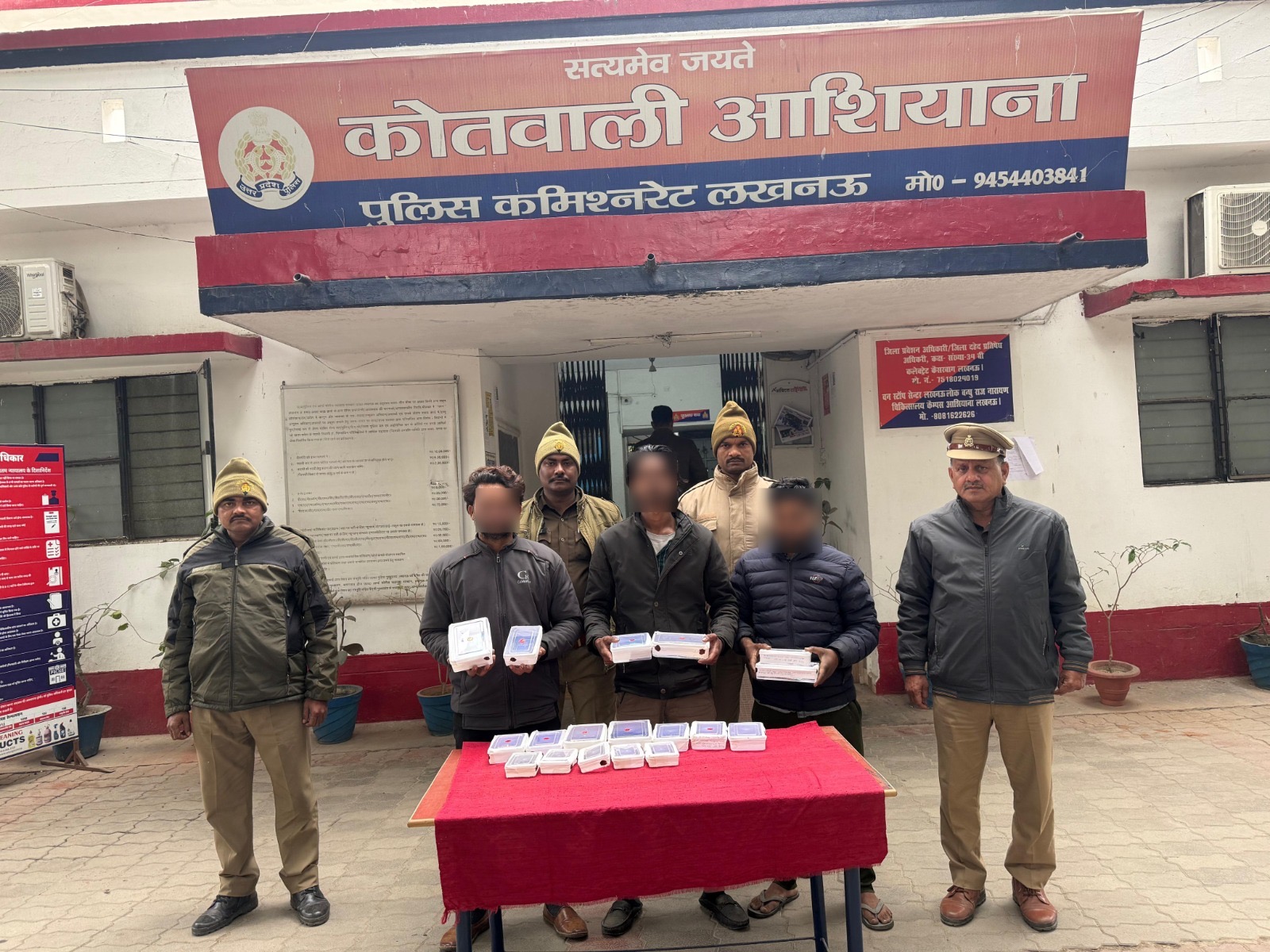 गिरफ्तार आरोपित और पुलिस टीम गिरफ्तार आरोपित और पुलिस टीम