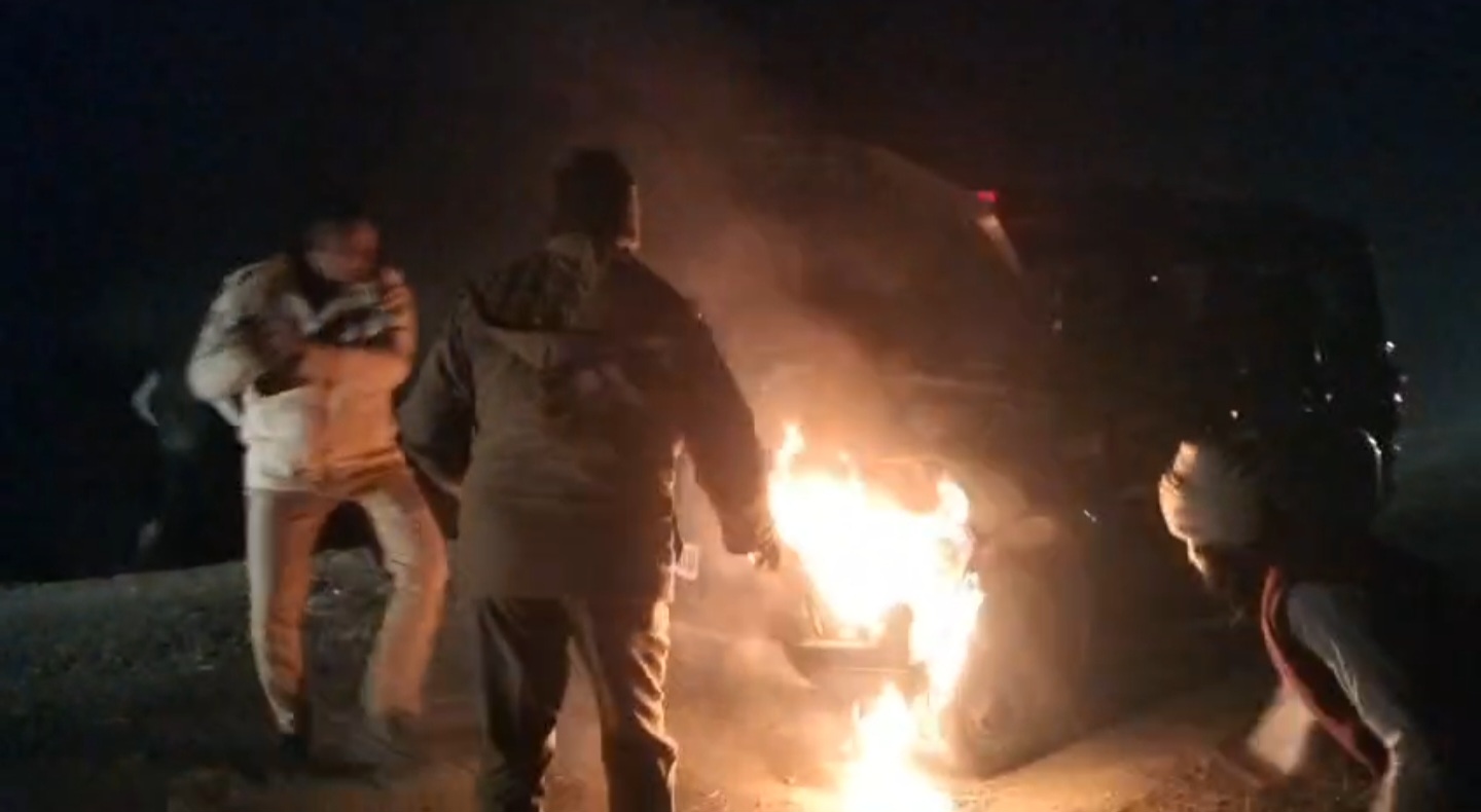 आग बुझाते पुलिसकर्मी आग बुझाते पुलिसकर्मी