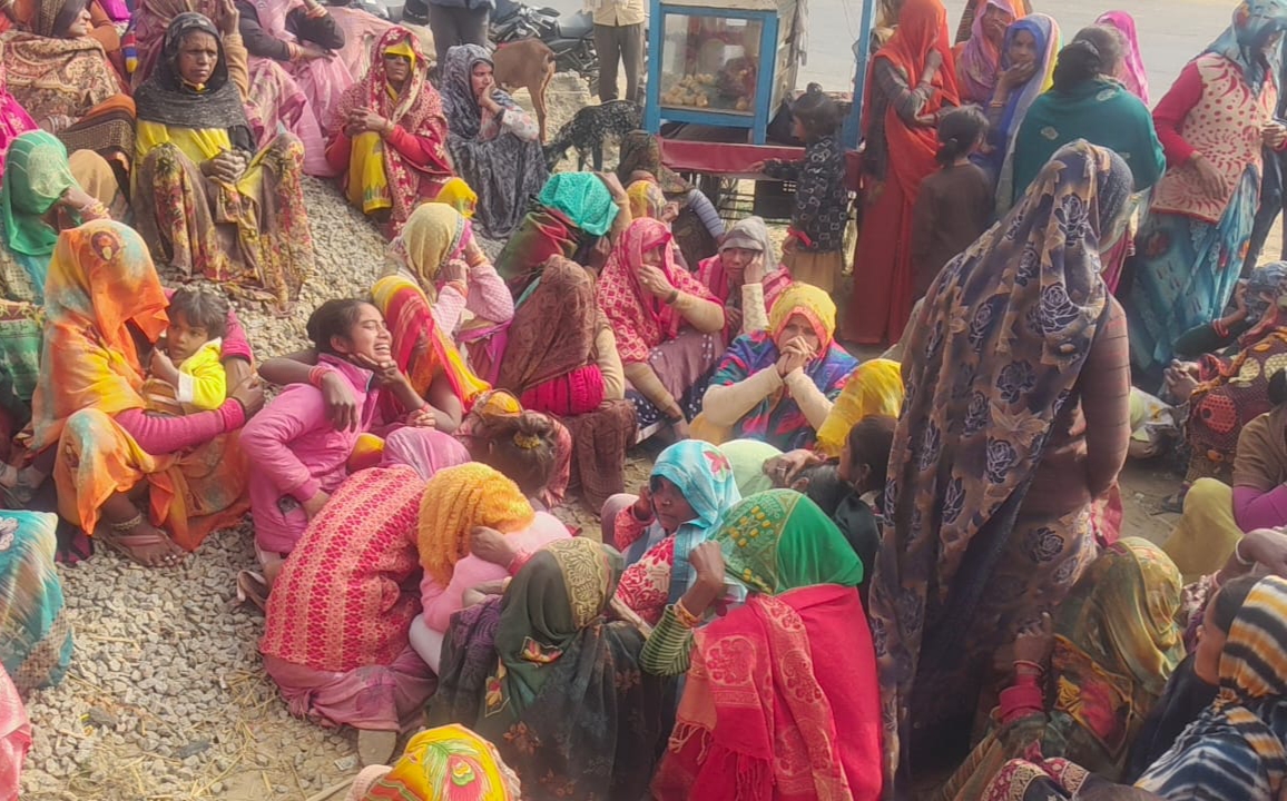 शोकाकुल परिजन व ग्रामीण